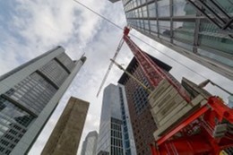 At Home in the Urban Jungle – Three WOLFF Cranes at the OMNITURM in Frankfurt's Banking District