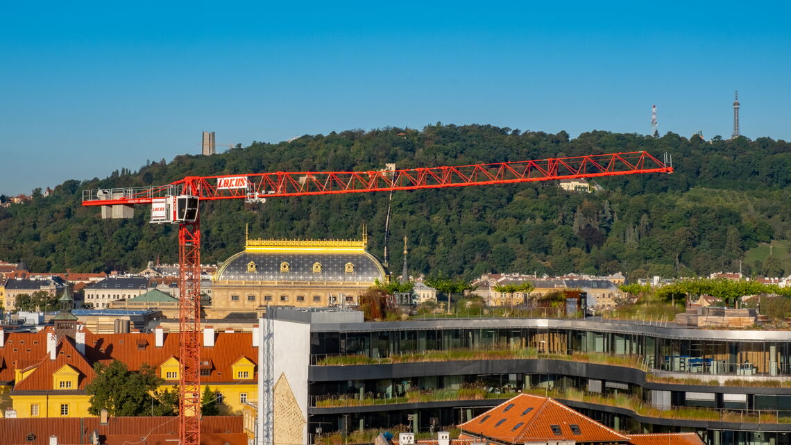 WOLFF 5020 Clear against the backdrop of the Prague National Theater