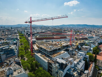 Complex crane operation in the heart of Vienna – three WOLFF cranes build a new department store on the "Mahü"