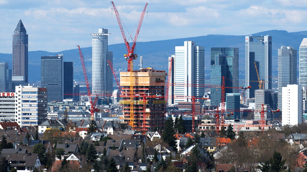 Henninger Turm – Un silo à céréales devient un silo d’habitations.